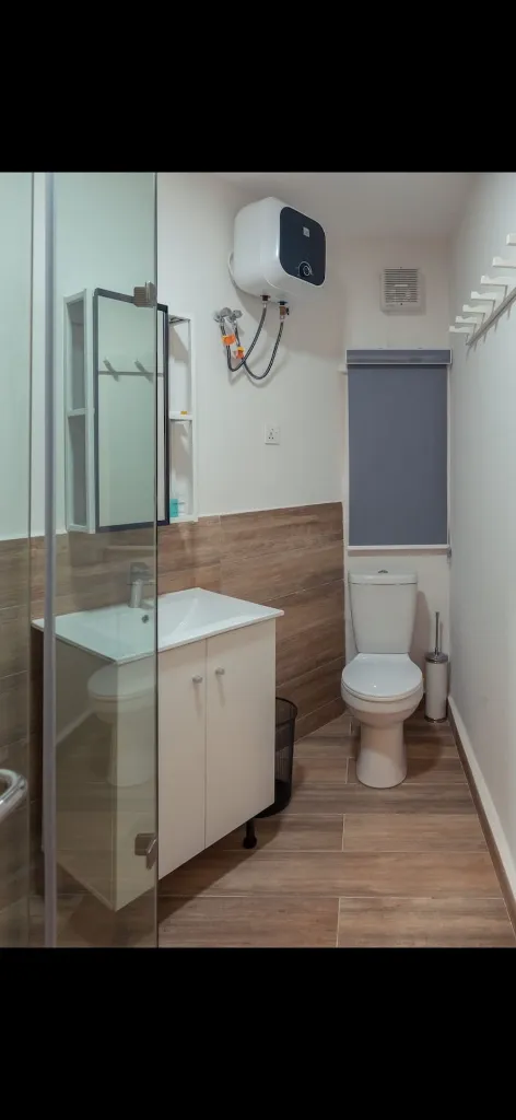 Zen 2 bedroom bathroom full view.webp